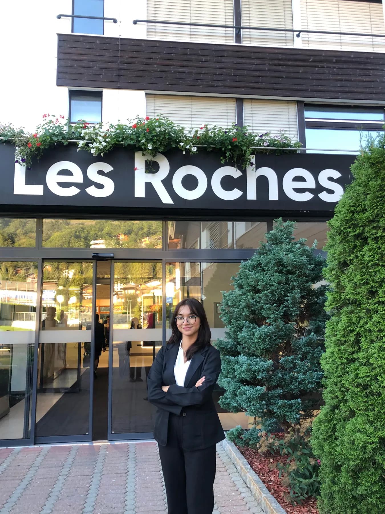 Alvanessa di depan kampus Les Roches di Swiss.